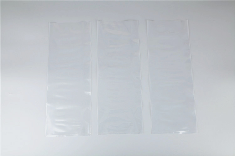 Bolso plano com incisão